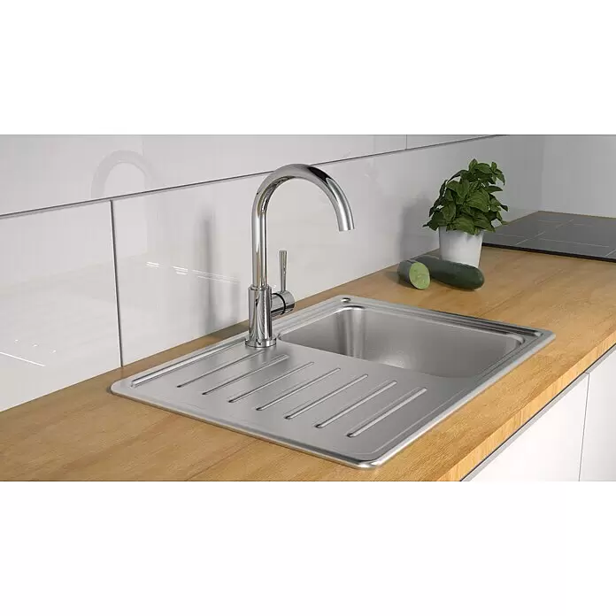 Camargue Merida Spültischarmatur - Niederdruck, Chrom - Küchenspüle aus Edelstahl mit Chromarmatur, in eine helle Holzarbeitsplatte eingebaut.