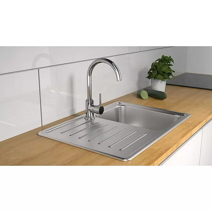 Camargue Spültischarmatur Palma - Niederdruck, Chrom, Glänzend, Beweglichkeit Auslauf: Schwenkbar, Hebelgriff - Edelstahlspüle mit Chromarmatur, in eine helle Holzarbeitsplatte integriert.