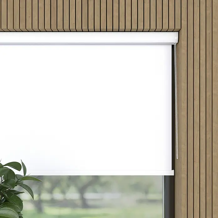 Expo Ambiente Rollo mit Kassette - B x H: 65 x 175 cm, Weiß, Uni - Ein Rollo, halb heruntergelassen, hängt vor einem Fenster. Es ist weiß und passt gut zu den Holzpaneelen an der Wand.