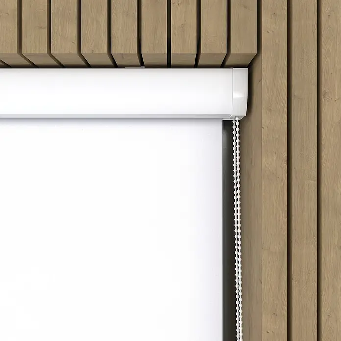Expo Ambiente Rollo mit Kassette - B x H: 45 x 175 cm, Weiß, Uni - Nahaufnahme einer weißen Rollo, die an einer Holzwand montiert ist. Die Rollo ist teilweise heruntergezogen.