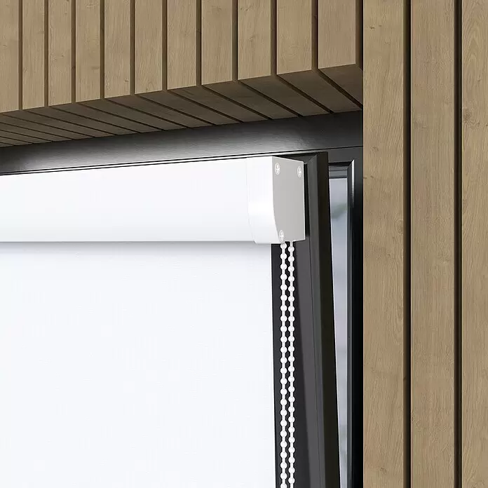 Expo Ambiente Rollo mit Kassette - B x H: 65 x 175 cm, Weiß, Uni - Weißes Rollo mit Perlkette, in einem Fenster mit Holzlamellenrahmen installiert.