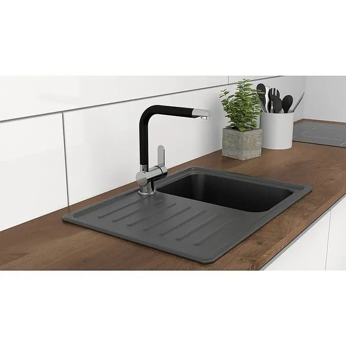 Camargue Spültischarmatur Barcelona - Niederdruck, Schwarz/Chrom, Glänzend - Eine moderne Küchenspüle mit einem eleganten schwarzen Wasserhahn, eingebettet in eine hölzerne Arbeitsplatte, die Funktionalität und Stil vereint.