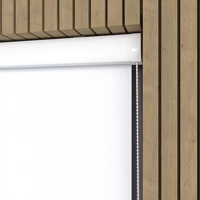 Expo Ambiente Rollo mit Kassette - B x H: 65 x 175 cm, Weiß, Uni - Weißes Rollo mit weißer Perlenkette, montiert vor vertikalen Holzlamellen.