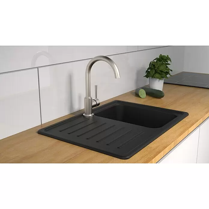 Camargue Merida Spültischarmatur - Niederdruck, Edelstahl - Schwarze Küchenspüle und Edelstahlarmatur in einer modernen Küchenumgebung.