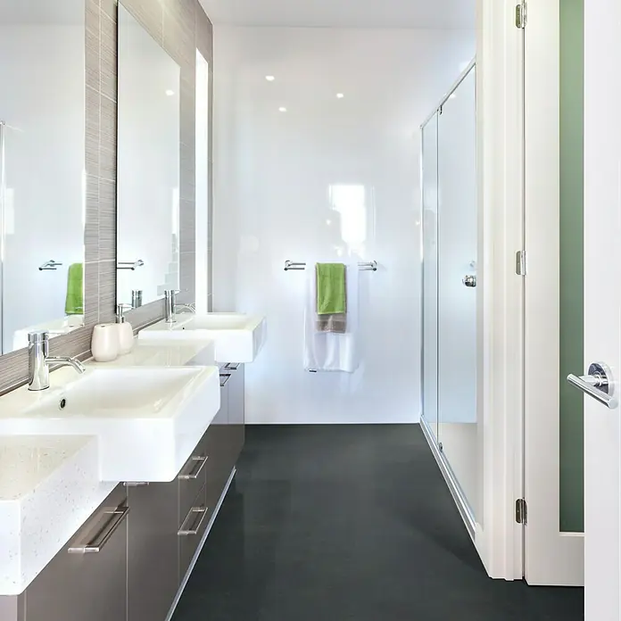 b!design Vinylbodenmuster Isocore Inside Tile Valencia - 280 x 160 x 7 mm, Fliesenoptik - Ein modernes Badezimmer mit Doppelwaschbecken, großen Spiegeln und einer Duschkabine, die ein stilvolles und funktionales Design aufweist.