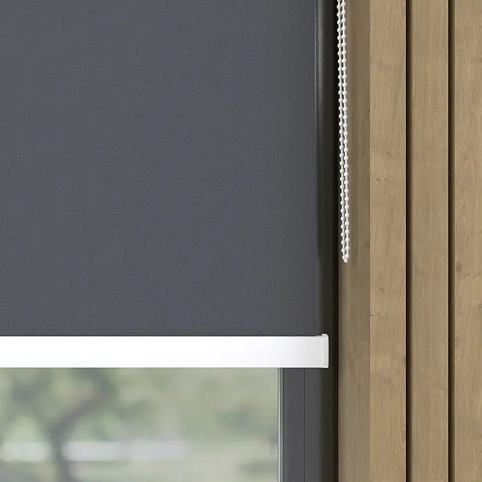 Expo Ambiente Rollo mit Kassette - B x H: 40 x 175 cm, Grau, Uni - Graue Rollos mit weißem Rand und weißer Kette neben einer Holzwand sorgen für Privatsphäre und dekorieren das Fenster stilvoll.