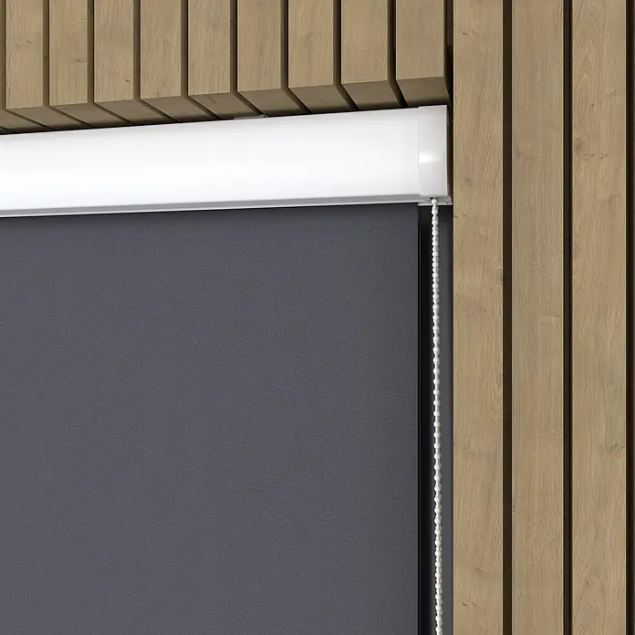 Expo Ambiente Rollo mit Kassette - B x H: 40 x 175 cm, Grau, Uni - Detailansicht einer Rollo-Vorrichtung mit grauem Stoff und weißer Kassette, montiert an einer Holzpaneelwand.
