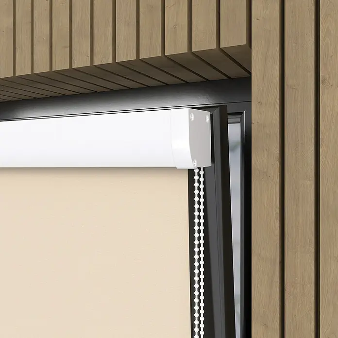 Expo Ambiente Rollo mit KassetteB x H: 80 x 175 cm, Beige, Uni - Nahaufnahme einer Rollmarkise mit einer weißen Hülle und Kettenzug, die vor einer Holzfassade montiert ist.