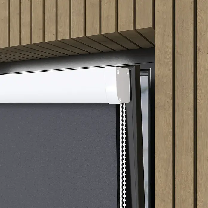 Expo Ambiente Rollo mit Kassette - B x H: 120 x 175 cm, Grau, Uni - Nahaufnahme einer modernen, grauen Rollo mit weißem Gehäuse und Bedienkette vor einer Holzfassade. Ideal für stilvolle Fenstergestaltung.