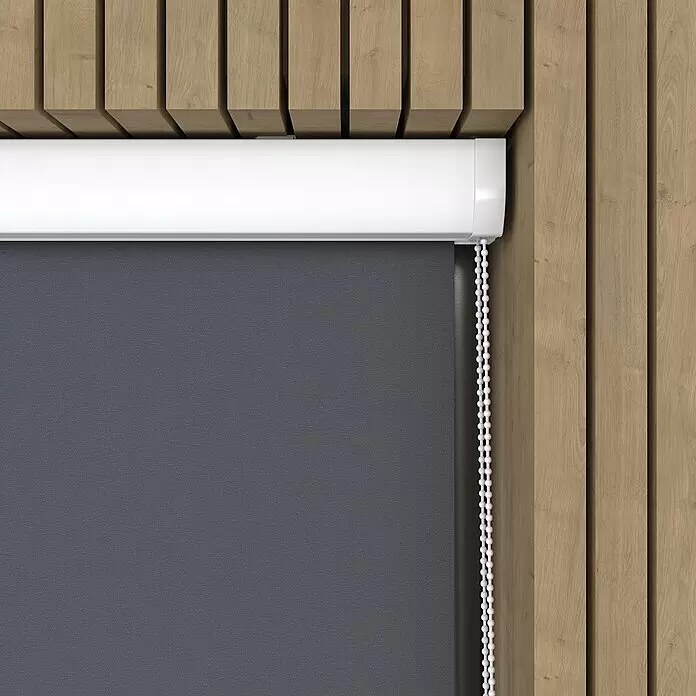 Expo Ambiente Rollo mit Kassette - B x H: 40 x 175 cm, Grau, Uni - Dunkelgraues Rollo mit weißer Kassette und Zugkette, montiert in einer Öffnung mit hellen Holzlamellen.