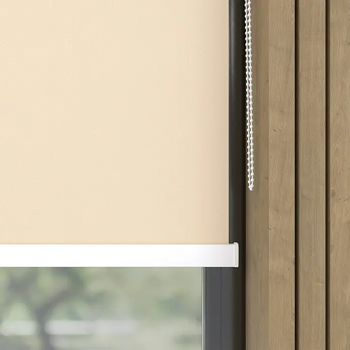 Expo Ambiente Rollo mit KassetteB x H: 80 x 175 cm, Beige, Uni - Nahaufnahme eines Rollos in einer modernen Fensterumgebung, das Design und Funktionalität vereint.