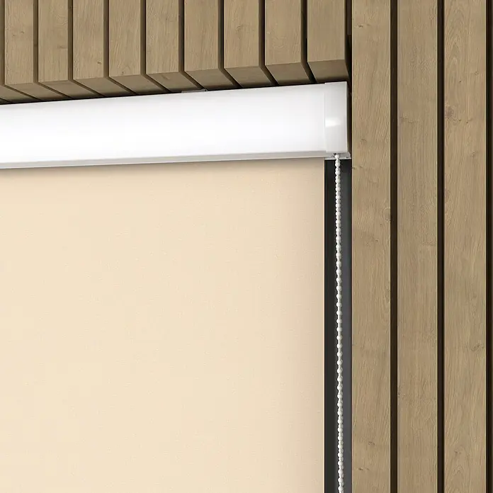 Expo Ambiente Rollo mit KassetteB x H: 80 x 175 cm, Beige, Uni - Eine Nahaufnahme eines cremefarbenen Rollos mit weißer Blende vor einem Hintergrund aus Holzlatten, das für ein modernes und stilvolles Ambiente sorgt.