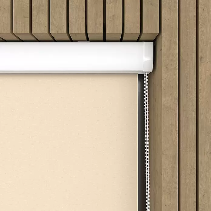 Expo Ambiente Rollo mit Kassette - B x H: 50 x 175 cm, Beige, Uni - Beiger Rolladen mit weißem Gehäuse und Kettenzug, in eine helle Holzwand integriert.