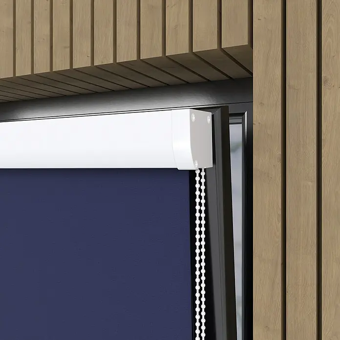 Expo Ambiente Rollo mit Kassette - B x H: 40 x 175 cm, Jeansblau, Uni - Nahaufnahme einer Rollo-Fensterabdeckung in Blau, elegant und funktional, mit weißer Kette und Kassette.