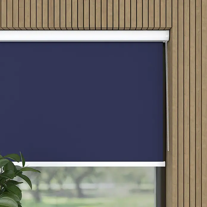 Expo Ambiente Rollo mit Kassette - B x H: 40 x 175 cm, Jeansblau, Uni - Das Bild zeigt eine blaue Fensterjalousie vor einem Fenster und einer Holzvertäfelung. Die Jalousie ist ein funktionales Gestaltungselement.