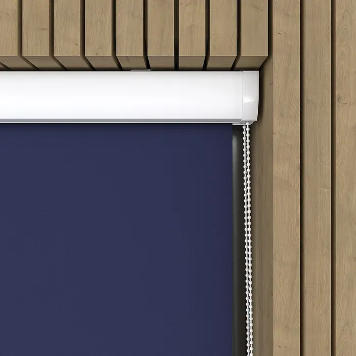 Expo Ambiente Rollo mit Kassette - B x H: 70 x 175 cm, Jeansblau, Uni - Blauer Rollvorhang mit weißem Gehäuse und Perlenkette vor Holzwand. Ideal für Fenster.