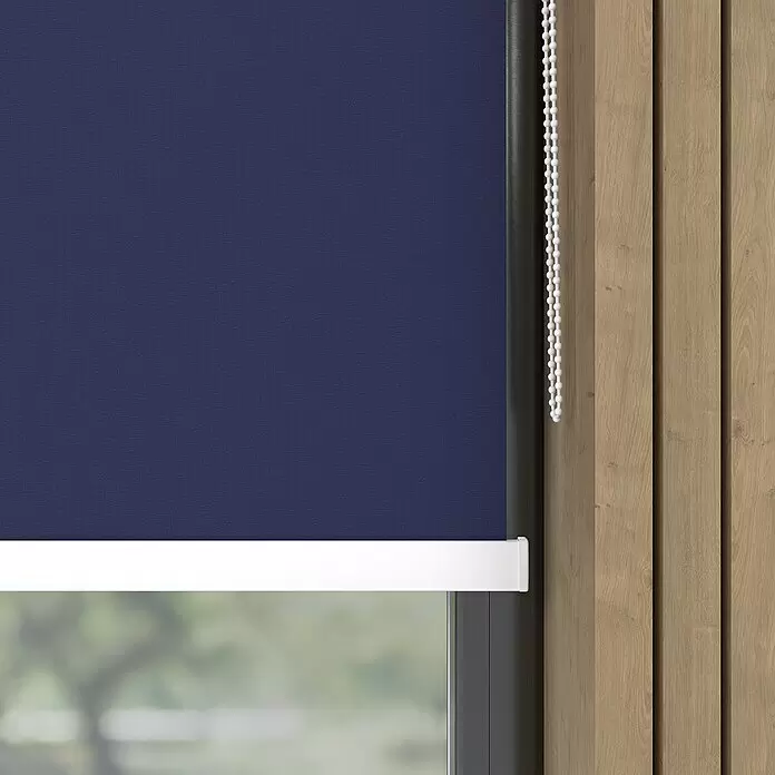 Expo Ambiente Rollo mit Kassette - B x H: 70 x 175 cm, Jeansblau, Uni - Dunkelblauer Stoff-Rolladen mit weißer Unterleiste und Zugkette, teilweise heruntergelassen im Fenster neben Holzpaneelen.