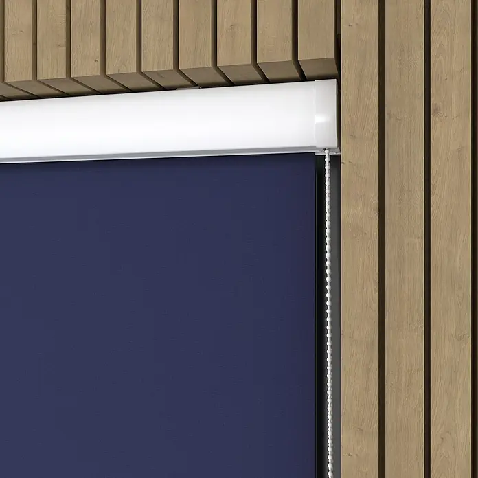 Expo Ambiente Rollo mit Kassette - B x H: 40 x 175 cm, Jeansblau, Uni - Nahaufnahme einer blauen Rollo mit weißem Gehäuse und Bedienkette, montiert vor einer Wand mit Holzpaneelen.