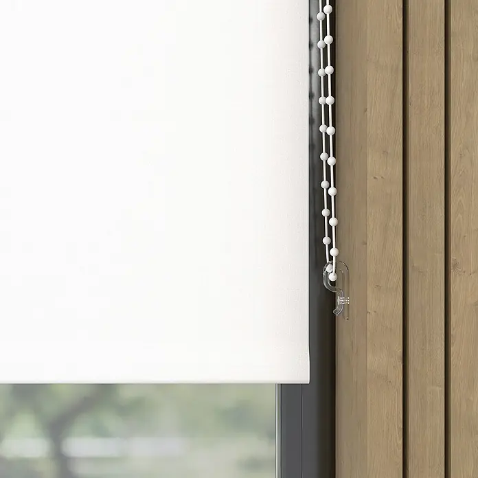 Verdunkelungsrollo - B x H: 80 x 190 cm, Schneeweiß - Nahaufnahme eines weißen Rollos an einem Fenster mit einem Kettenzug zur Bedienung. Das Rollo ist teilweise heruntergelassen und lässt Licht durch.