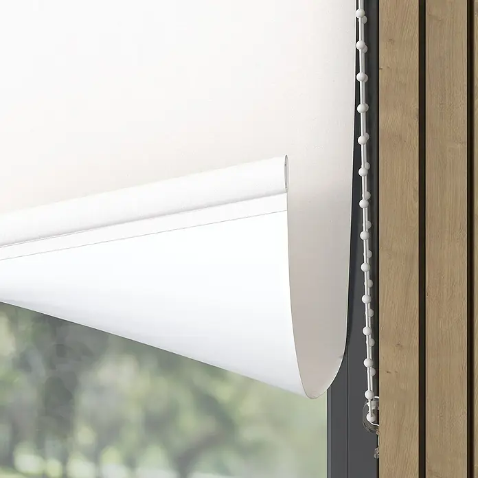 Verdunkelungsrollo - B x H: 80 x 190 cm, Schneeweiß - Nahaufnahme einer weißen Rollmarkise mit Kettenzug vor einem Fenster, das einen Blick ins Freie freigibt. Die Markise ist halb heruntergelassen.