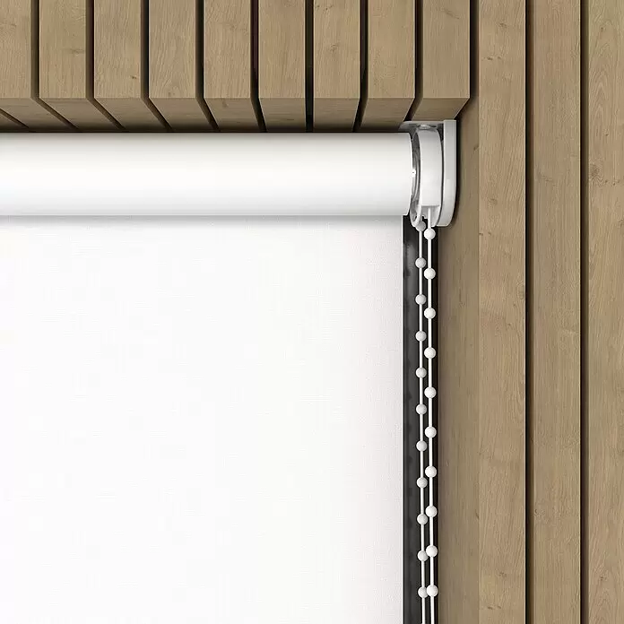 Verdunkelungsrollo - B x H: 70 x 190 cm, Schneeweiß - Weißer Rollomechanismus mit Perlenkette, teilweise heruntergelassen, vor einer Holzlamellenwand.