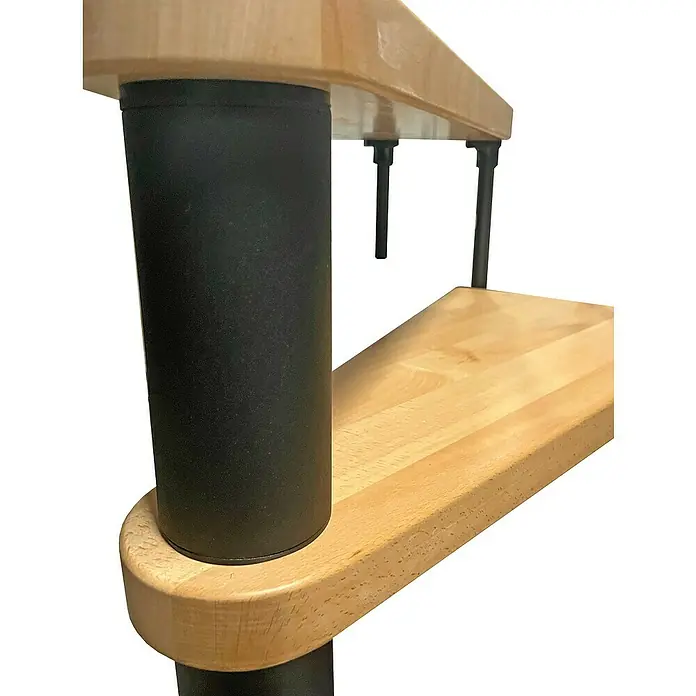 Atrium Spindeltreppe Novo - Farbton Metall: RAL 9005, Durchmesser: 160 cm, Buche, Geschosshöhe: 271,4 cm - 313,5 cm - Detailaufnahme einer Wendeltreppe aus hellem Holz mit schwarzen Metallsäulen, die modernes Design und Funktionalität vereint.