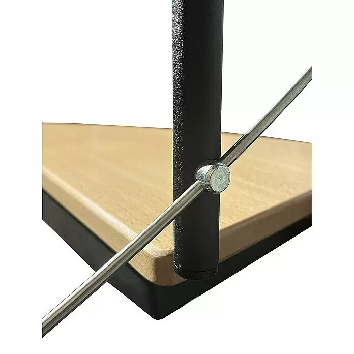 Atrium Spindeltreppe Solo Vertical - Farbton Metall: RAL 9005, Durchmesser: 120 cm, Stahl, Buche, Geschosshöhe: 264 cm - 286 cm - Quadratische Holzbasis mit schwarzer Metallsäule und silberner Metallstützstange, mit Bolzen befestigt.