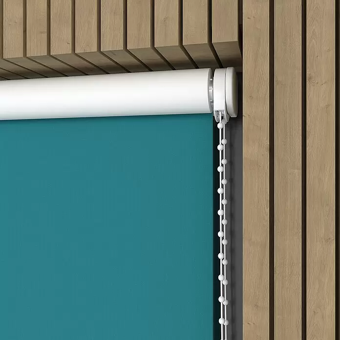 Verdunkelungsrollo - B x H: 200 x 190 cm, Türkis - Türkiser Rolladen, teilweise heruntergelassen, mit weißem Gehäuse und Bedienkette, an einer Holzlamellenwand montiert.