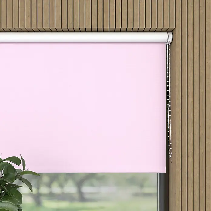 Verdunkelungsrollo - B x H: 210 x 190 cm, Rosa - Ein hellrosa Rollo ist an einer Holzwand montiert und lässt Licht herein, während es Privatsphäre bietet. Die Fensterdekoration ergänzt die Wand.
