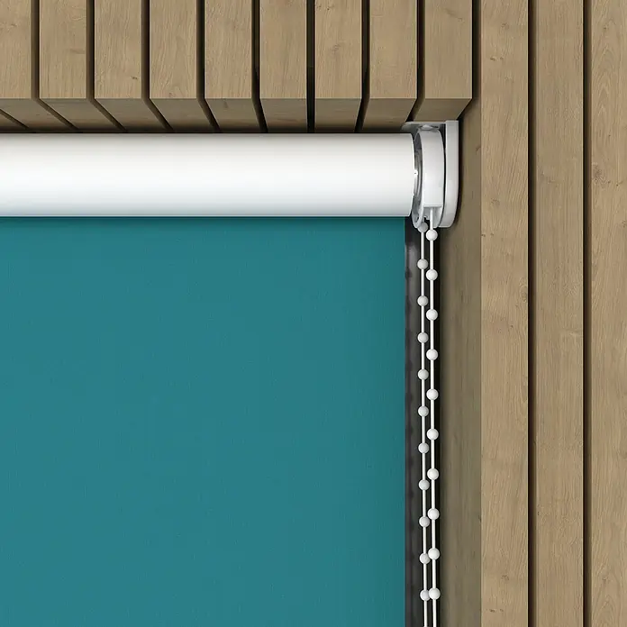 Verdunkelungsrollo - B x H: 80 x 190 cm, Türkis - Eine Detailaufnahme einer Rolllade mit Kettenzug vor einer Holzwand, die eine elegante und funktionale Fensterdekoration zeigt.