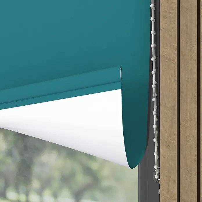 Verdunkelungsrollo - B x H: 200 x 190 cm, Türkis - Nahaufnahme einer türkisfarbenen Jalousie mit weißer Innenseite und einer Kugelkette zur Bedienung. Holzverkleidung ist sichtbar.