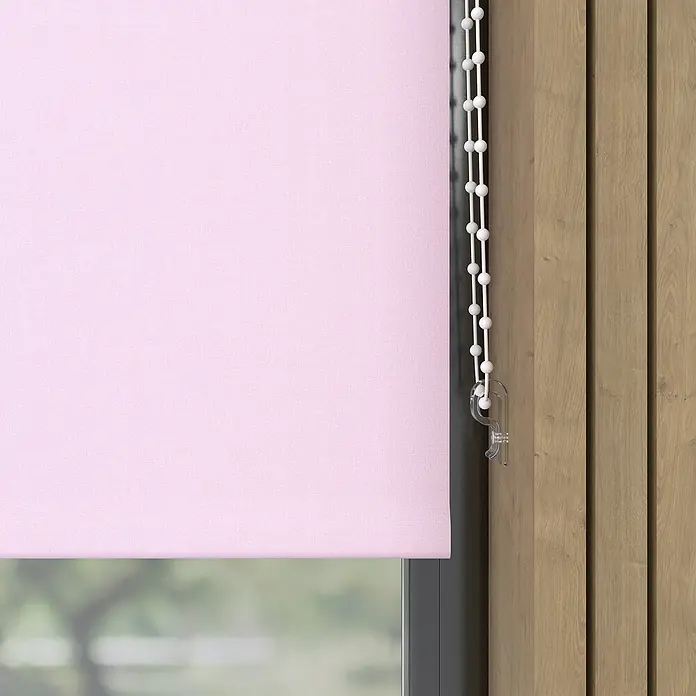 Verdunkelungsrollo - B x H: 210 x 190 cm, Rosa - Nahaufnahme eines blickdichten, zartrosa Rollos mit Perlenzug und Kettenverbinder zur Bedienung an einem Fensterrahmen.