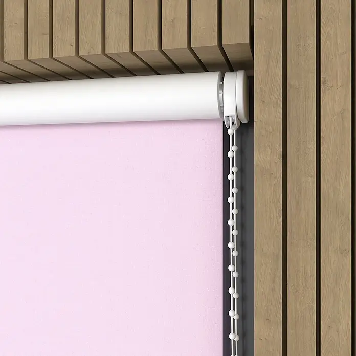 Verdunkelungsrollo - B x H: 50 x 190 cm, Rosa - Nahaufnahme einer eleganten, hellrosa Rolljalousie mit weißem Rollo und Bedienkette, die in einem modernen Raum für sanftes Licht sorgt.