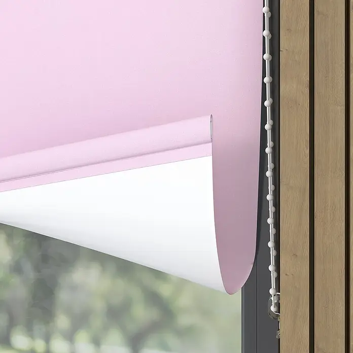 Verdunkelungsrollo - B x H: 210 x 190 cm, Rosa - Nahaufnahme eines rosa Rollos mit weißer Rückseite und einer weißen Kugelkette zur Bedienung. Das Rollo ist teilweise aufgerollt.