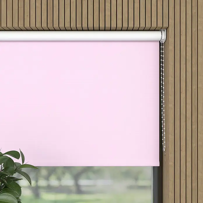 Verdunkelungsrollo - B x H: 210 x 190 cm, Rosa - Ein hellrosa Rollo mit einer weißen Röhre und einer Perlenkette zum Anpassen hängt vor einem Fenster mit Holzverkleidung.