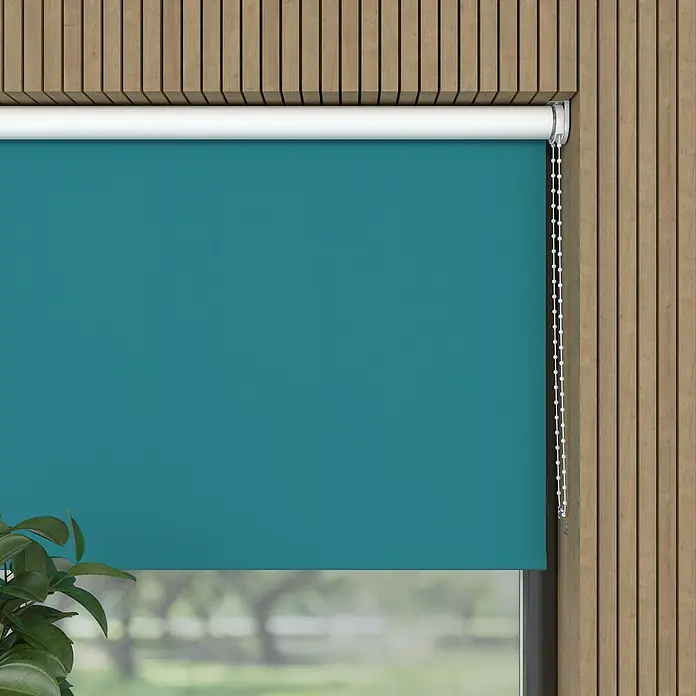 Verdunkelungsrollo - B x H: 80 x 190 cm, Türkis - Türkisblaues Rollo mit Kettenzug vor einem Fenster mit Holzrahmen. Das Rollo ist blickdicht und sorgt für Privatsphäre.