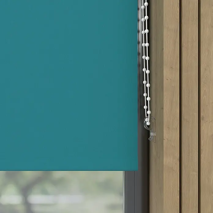 Verdunkelungsrollo - B x H: 80 x 190 cm, Türkis - Türkisblaues Rollo mit weißer Kette und Holzrahmen.