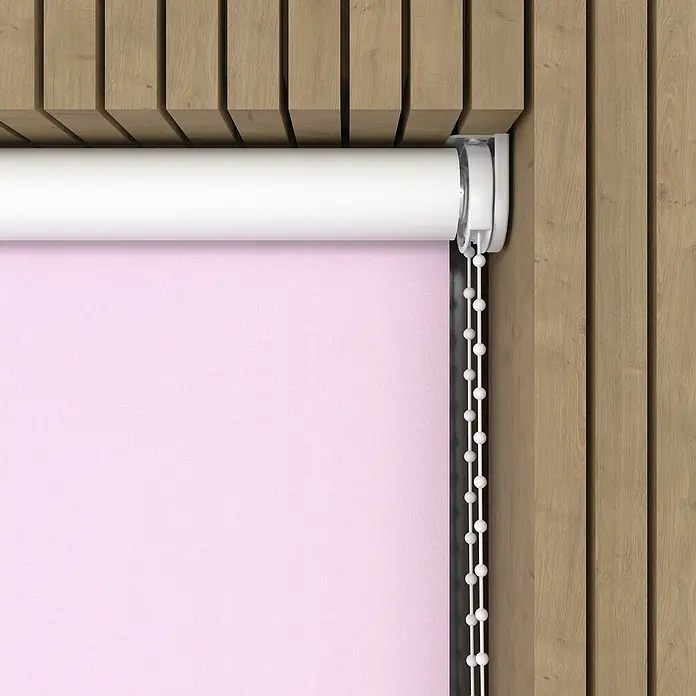 Verdunkelungsrollo - B x H: 50 x 190 cm, Rosa - Nahaufnahme einer Rollgardine in sanftem Rosa mit weißem Rollo und Bedienkette vor einer Holzwand.