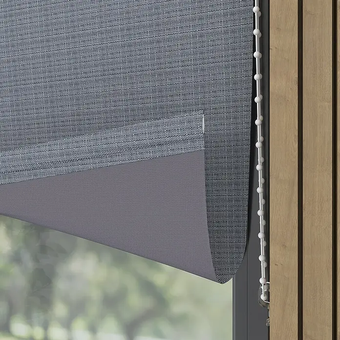 Rollo Nicole - B x H: 140 x 190 cm, Grau Struktur, Formen & Muster - Nahaufnahme einer grauen, halb geschlossenen Jalousie, die einen Teil eines Fensters bedeckt und subtilen Schutz bietet.