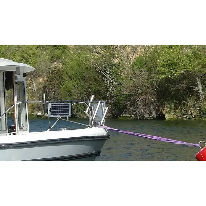 Sunset Solarmodul-Set Laminat - Nennleistung: 10 W, Für Booten, Yachten und Wohnmobilen - Ein Boot auf dem Wasser, mit einem violetten Schleppseil befestigt. Das Seil verbindet das Boot mit einer roten Boje, die daneben schwimmt.