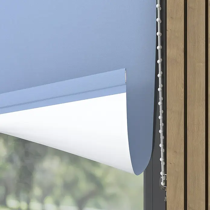 Verdunkelungsrollo - B x H: 150 x 190 cm, Babyblau - Nahaufnahme einer blauen Rollmarkise mit weißer Rückseite und einer Zugschnur vor einem Fenster.