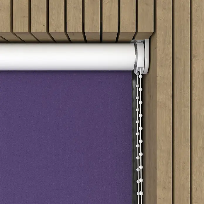 Verdunkelungsrollo - B x H: 40 x 190 cm, Lila - Lila Rollo mit weißer Rollenaufhängung und Zugschnur vor einer Holzvertäfelung. Perfekt für modernes Interieur.