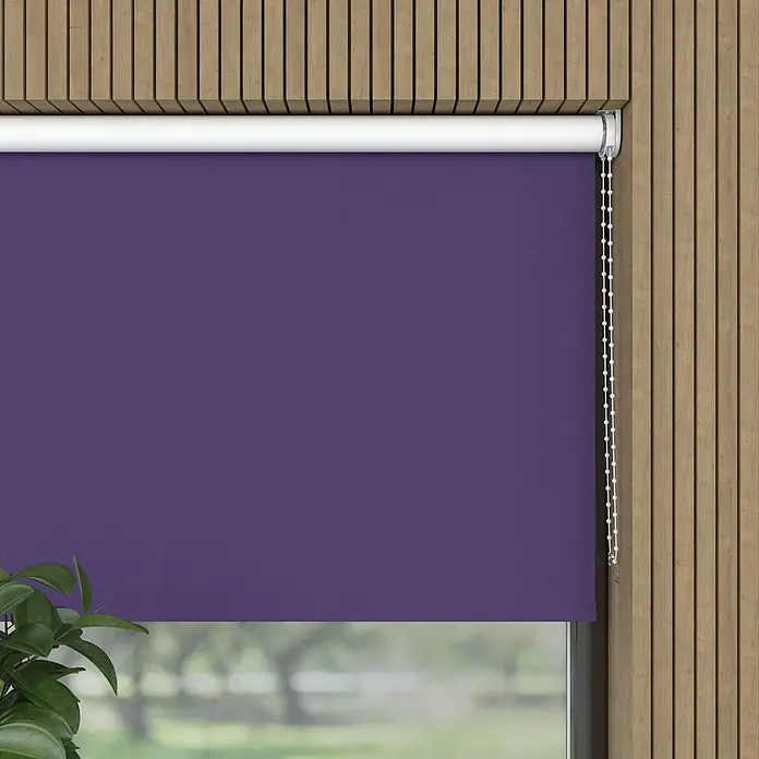 Verdunkelungsrollo - B x H: 40 x 190 cm, Lila - Ein violettes Rollo ist vor einem Fenster mit Holzrahmen angebracht und sorgt für Privatsphäre und Verdunkelung.