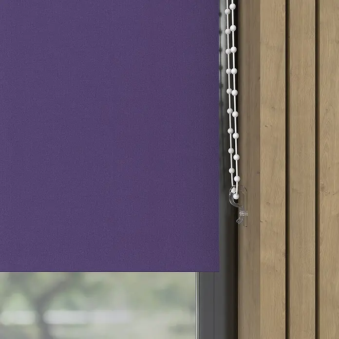 Verdunkelungsrollo - B x H: 40 x 190 cm, Lila - Nahaufnahme eines lila Rollos mit weißen Perlenzug in einem Fenster. Perfekt für stilvollen Sonnenschutz und Privatsphäre.
