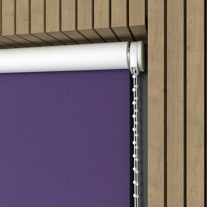 Verdunkelungsrollo - B x H: 40 x 190 cm, Lila - Nahaufnahme eines lila Rollos mit weißer Kette vor einer Holzwand, das eine elegante Fensterdekoration zeigt.