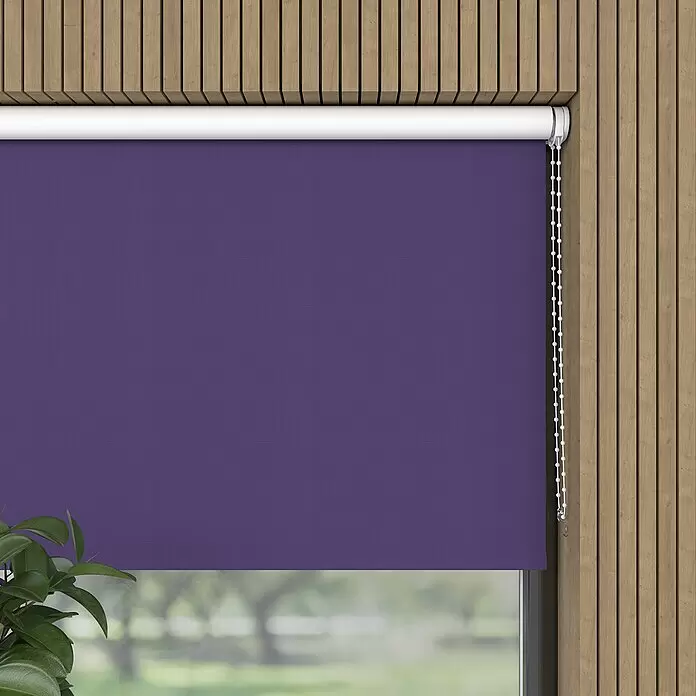 Verdunkelungsrollo - B x H: 40 x 190 cm, Lila - Lila Rolladen unter einer Holzlamellenwand installiert, verdeckt teilweise ein Fenster mit einer Steuerkette.