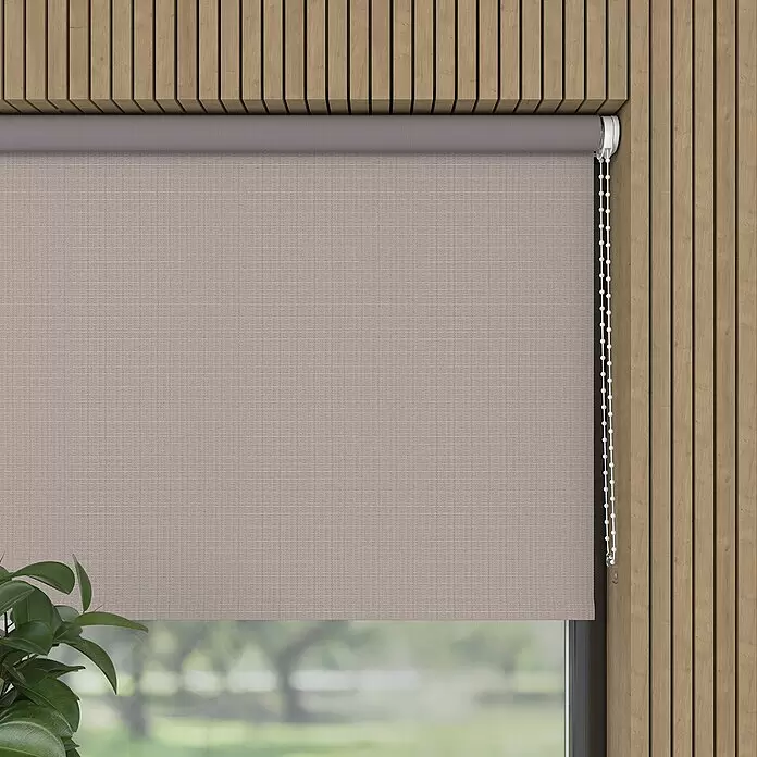 Expo Ambiente Verdunkelungsrollo Nicole - B x H: 60 x 190 cm, Braun - Hellbraunes, strukturiertes Rollgitter halb heruntergelassen im Fenster, neben einer modernen Holzlamellenwand.