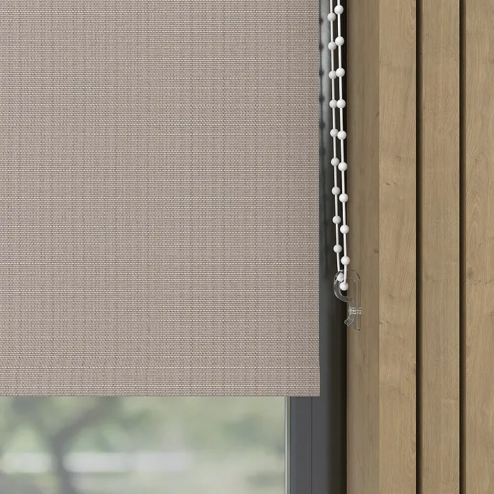 Expo Ambiente Verdunkelungsrollo Nicole - B x H: 60 x 190 cm, Braun - Nahaufnahme einer beigen Rollo-Fensterabdeckung mit Zugschnur und Holzpaneelen.