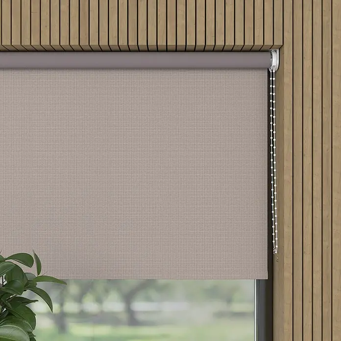 Expo Ambiente Verdunkelungsrollo Nicole - B x H: 60 x 190 cm, Braun - Ein beigefarbenes Rollo bedeckt ein Fenster vor einer hölzernen Akzentwand, das Licht und Privatsphäre bietet. Das Rollo ist einfach zu bedienen und passt gut zum Dekor.