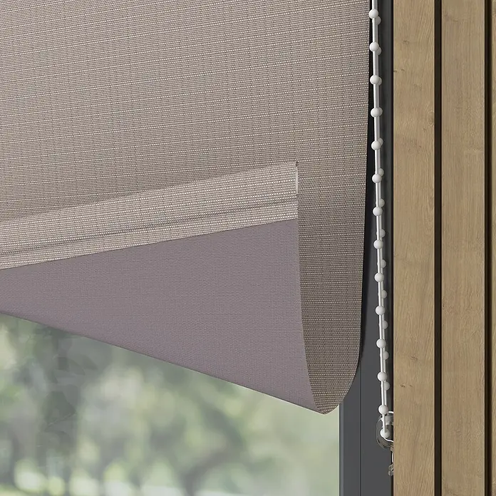 Expo Ambiente Verdunkelungsrollo Nicole - B x H: 60 x 190 cm, Braun - Nahaufnahme einer Rollo mit Kettenzug in einem modernen Interieur, das Licht sanft filtert und für Privatsphäre sorgt.